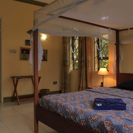 Bluemonkey Guesthouse Entebbe Exterior foto