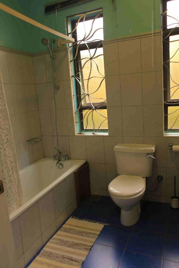 Bluemonkey Guesthouse Entebbe Exterior foto