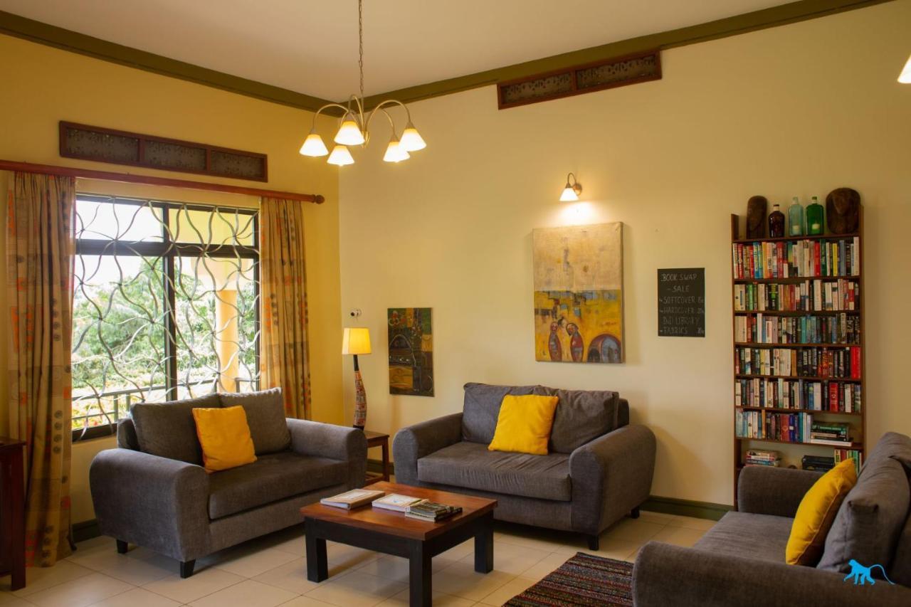 Bluemonkey Guesthouse Entebbe Exterior foto
