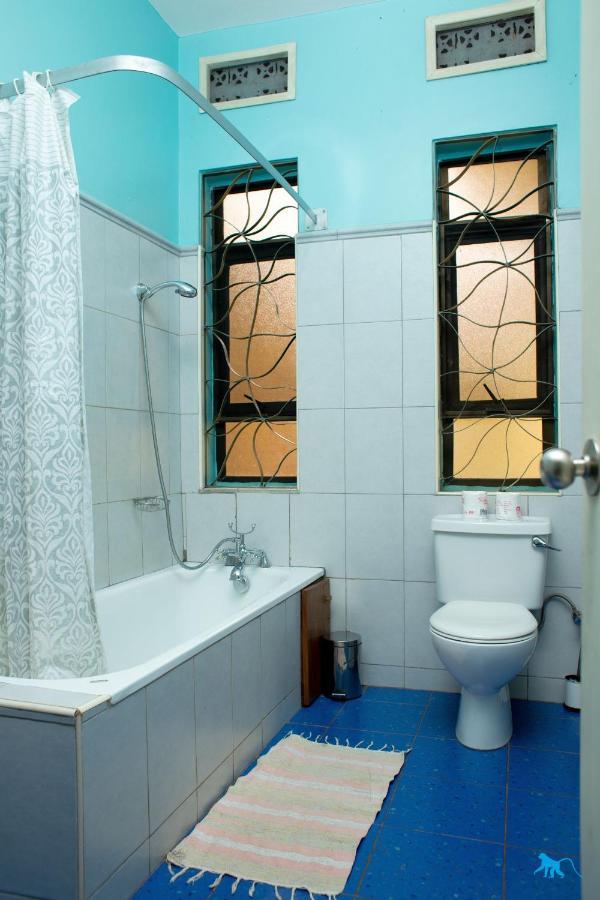 Bluemonkey Guesthouse Entebbe Exterior foto