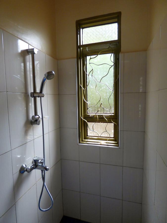 Bluemonkey Guesthouse Entebbe Exterior foto